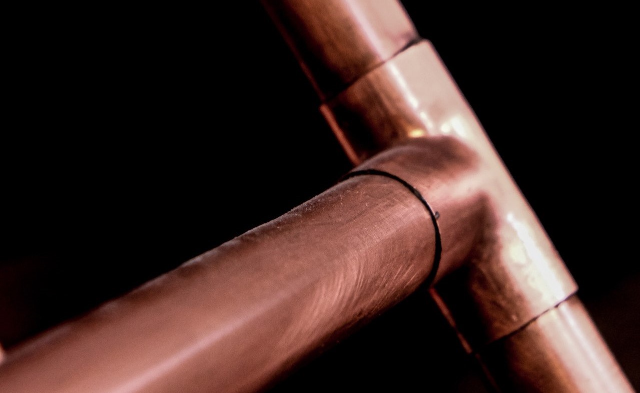 2 pieces of copper pipe – as used in commercial gas plumbing – joined together with a T-shaped Fitting